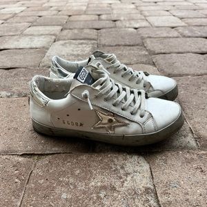 Reposhing these pre-loved “golden goose” sneakers. Not authentic.